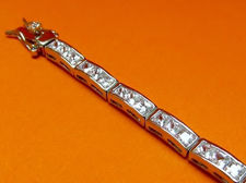 Afbeelding van “Klassieke rijen zirkonia” tennisarmband in sterling zilver en railzettingen van vierkante kubiek zirkonia