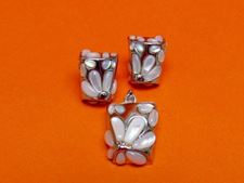 Picture of “Daisy” set trapezium shaped pendant and stud earrings in sterling silver and mother of pearl
