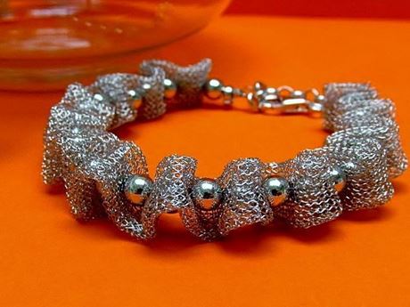 Afbeeldingen van “Fancy Net” armband volledig in sterling zilver, gaas doorspekt met gepolijste ronde kralen