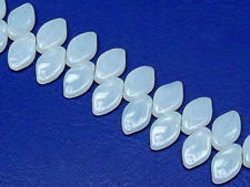 Image de 12x7 mm, perles de verre pressé tchèque, feuilles ondulées, blanches, translucides, opalite