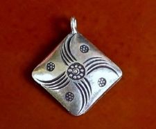 Picture of 21x21 mm, pendant, Hill Tribe fine silver, carved lozenge, swirl design