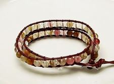 Image de Bracelet wrap en cuir, perles pierres gemmes, quartz cerise de couleurs multiples