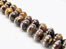 Image de 10x10 mm, perles rondes, pierres gemmes, oeil-de-tigre pavé d'une rangée de cristaux, naturel, 3 perles