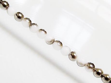 Image de 4x4 mm, rondes, perles de verre pressé tchèque, blanc craie, opaque, partiellement chromé