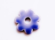 Picture of 3.4x3.4 cm, pendant, Greek ceramic daisy, light grey enamel, blue shine