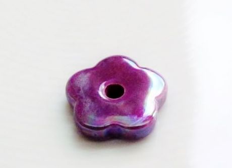 Image de 1.9x1.9 cm, pendentif, marguerite en céramique grecque, émail violet passion, effet huile dans l'eau