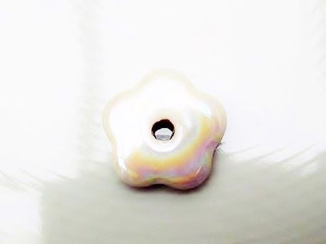 Picture of 19x19 mm, pendant, Greek ceramic daisy, opal white enamel, oil in water effect