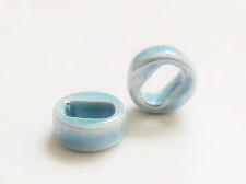 Image de 18x18x7 mm, anneau-passant en céramique grecque, émail bleu pastel, effet huile dans l'eau