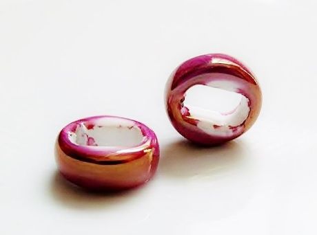 Image de 18x18x7 mm, anneau-passant en céramique grecque, émail éclat rose, effet huile dans l'eau