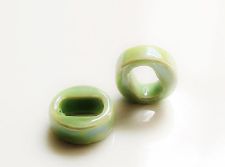 Image de 18x18x7 mm, anneau-passant en céramique grecque, émail vert printanier, effet huile dans l'eau