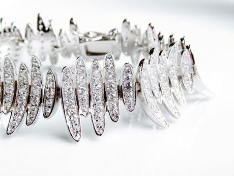 Picture of «Undulated Elliptical leaves», a wide bracelet in sterling silver for a stunning modern look