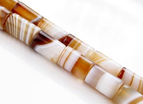 Picture of 12x8 mm, drum-shaped, gemstone beads, natural striped agate, white to caramel brown