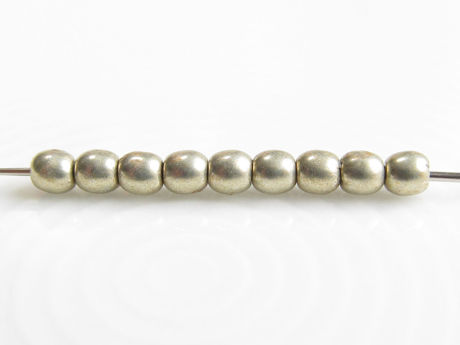 Image de 2x2 mm, rondes, perles de verre pressé tchèque, rêve de nuage ou gris or, opaque, or suédé