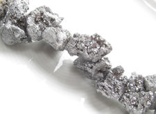Image de 10x26 mm, perles galets de petit à médium, pierres gemmes, agate druse, gris argent, un brin