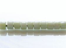 Image de Perles de rocailles cylindriques tchèques, taille 10, opaque, blanc craie, vert céladon pâle, lustré, 5 grammes